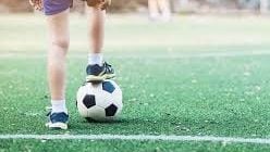 邻居孩子踢球打破玻璃索赔被拒 女子晒被酸对话引网民热议