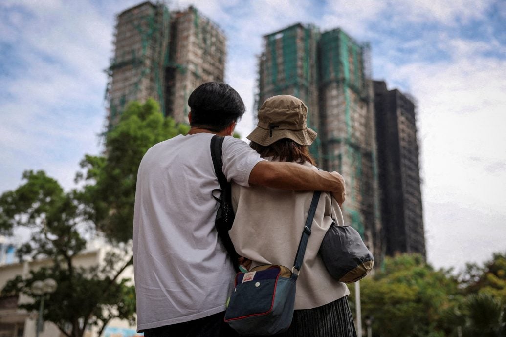 配头数图∕港立法会选举HONGKONG-FIRE/LOSS:The Wider Image - Hong Kong fire: Echoes of loss below burnt towers