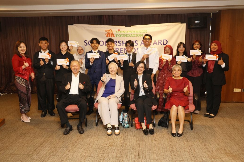 金狮百盛基金会 颁38万奖学金予11优秀生