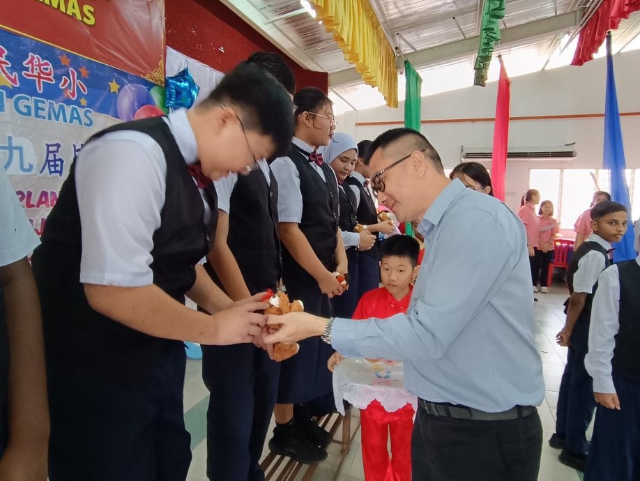 金马士国民华小毕业典礼敬茶表孝心 董事长寄语三大人生关键词