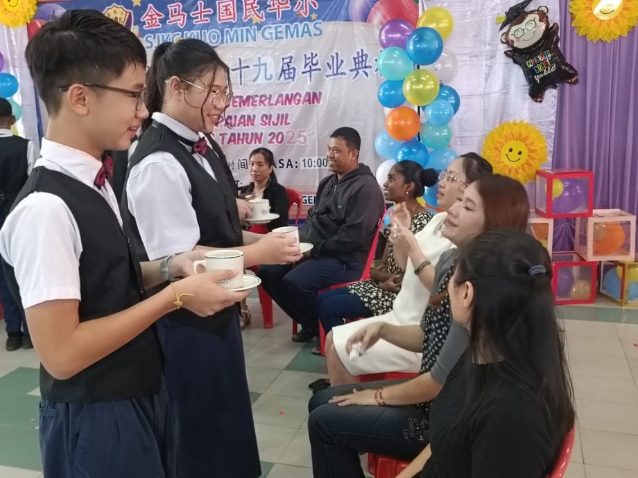 金马士国民华小毕业典礼敬茶表孝心 董事长寄语三大人生关键词