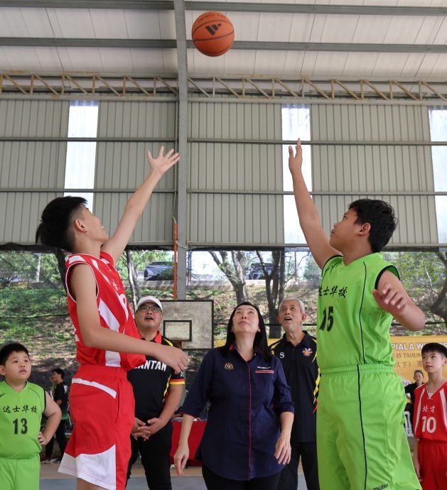 钢网杯男女篮球锦标赛正式开打，7校13队伍拼球技。