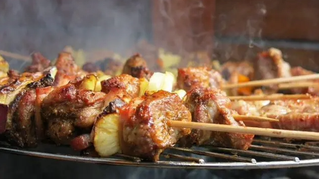 直播被疑煮猫肉遭检举 中国烧烤店：是狗爪未违法