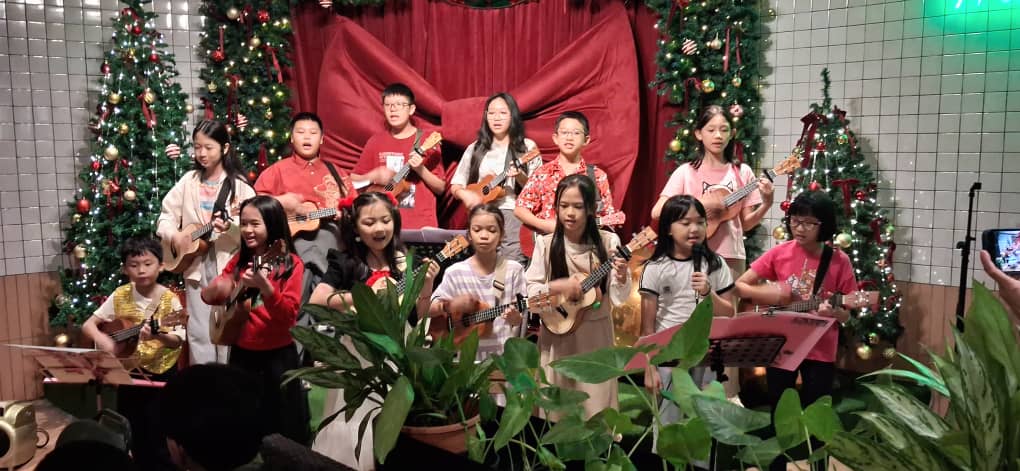 长老会圣恩堂开办免费乌克丽丽学习班。