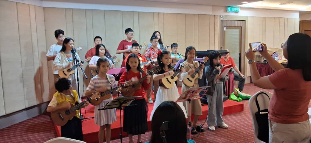 长老会圣恩堂开办免费乌克丽丽学习班。