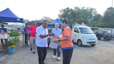 阿鲁古玛贴地走访派月历 民众“截停”诉说民生