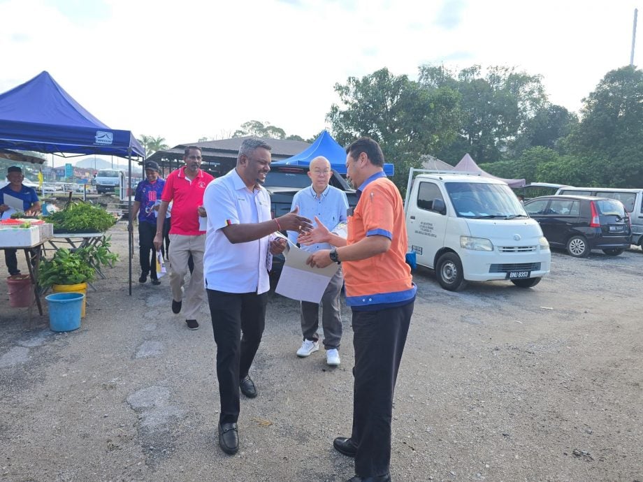 阿鲁古玛贴地走访派月历 民众“截停”现场直诉民生