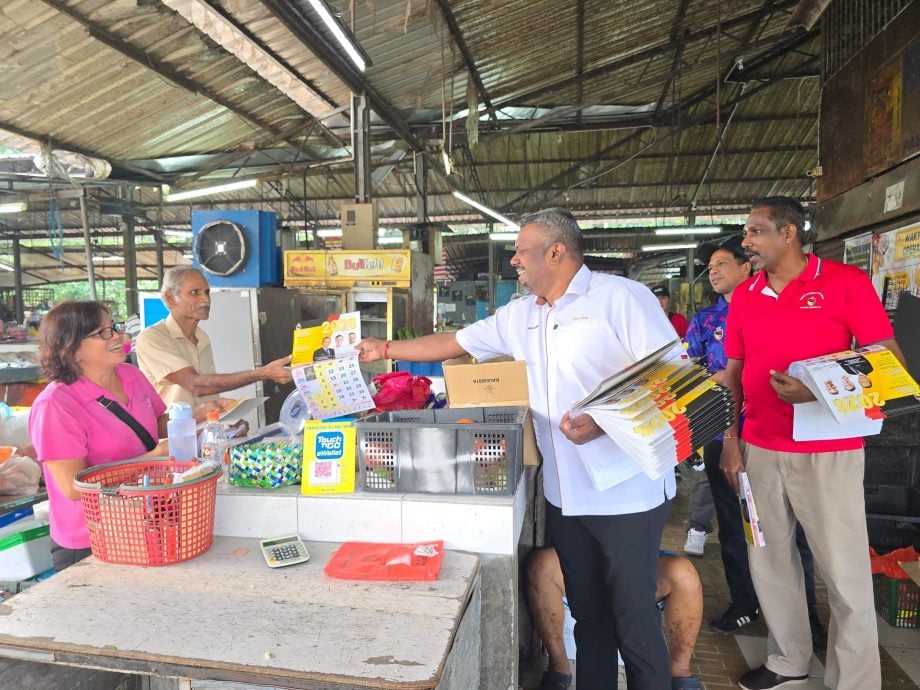 阿鲁古玛贴地走访派月历 民众“截停”现场直诉民生