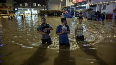 隆多区闪电水灾 1小时暴雨 淹至大腿