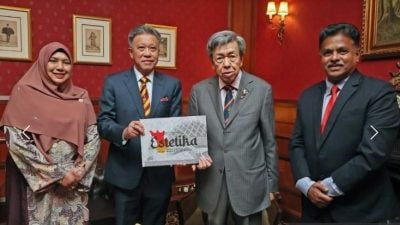 雪苏丹庆80岁华诞   马新社献雪清真寺画册