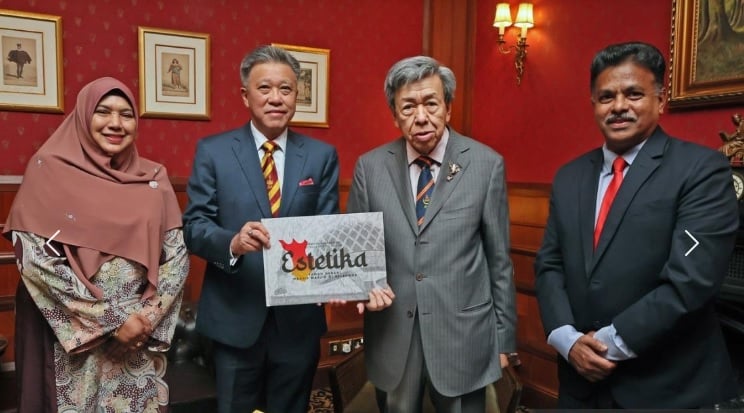 雪州苏丹接受马新社画册