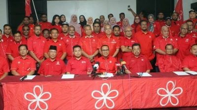 霹土团14个区部  促慕尤丁退下来