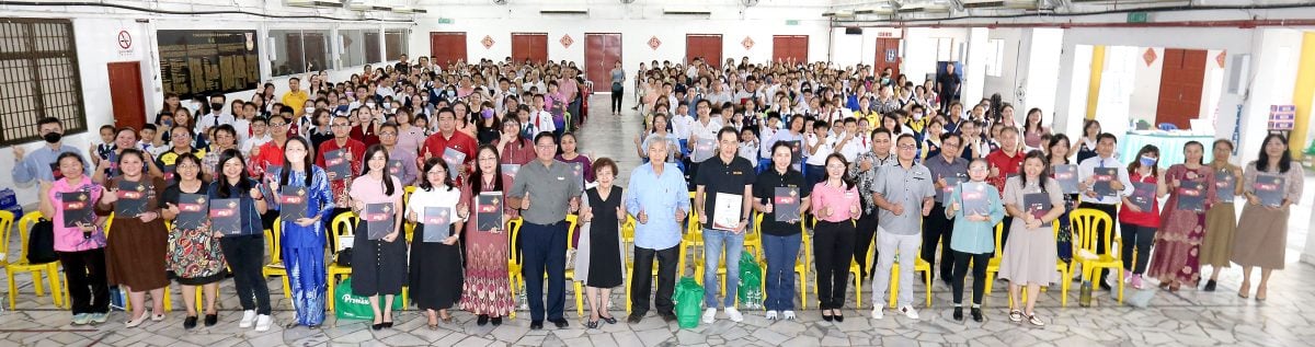 霹学生阅报计划颁奖礼 得奖学生满载而归