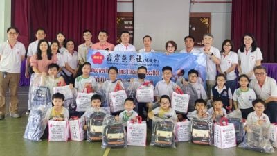 霹慈悲社派开学用品  15校288贫困生受惠