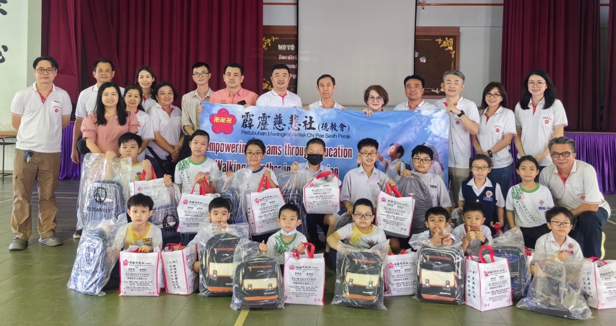 霹慈悲社派开学用品 288学生受惠