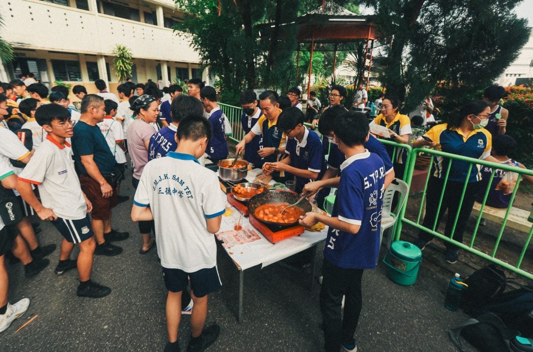 霹：校园报道|学海学记|主文|三德华中运动会 黄队夺总冠军 罗振桐夺五金膺最佳运动员