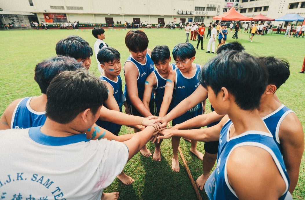 霹：校园报道|学海学记|主文|三德华中运动会 黄队夺总冠军 罗振桐夺五金膺最佳运动员