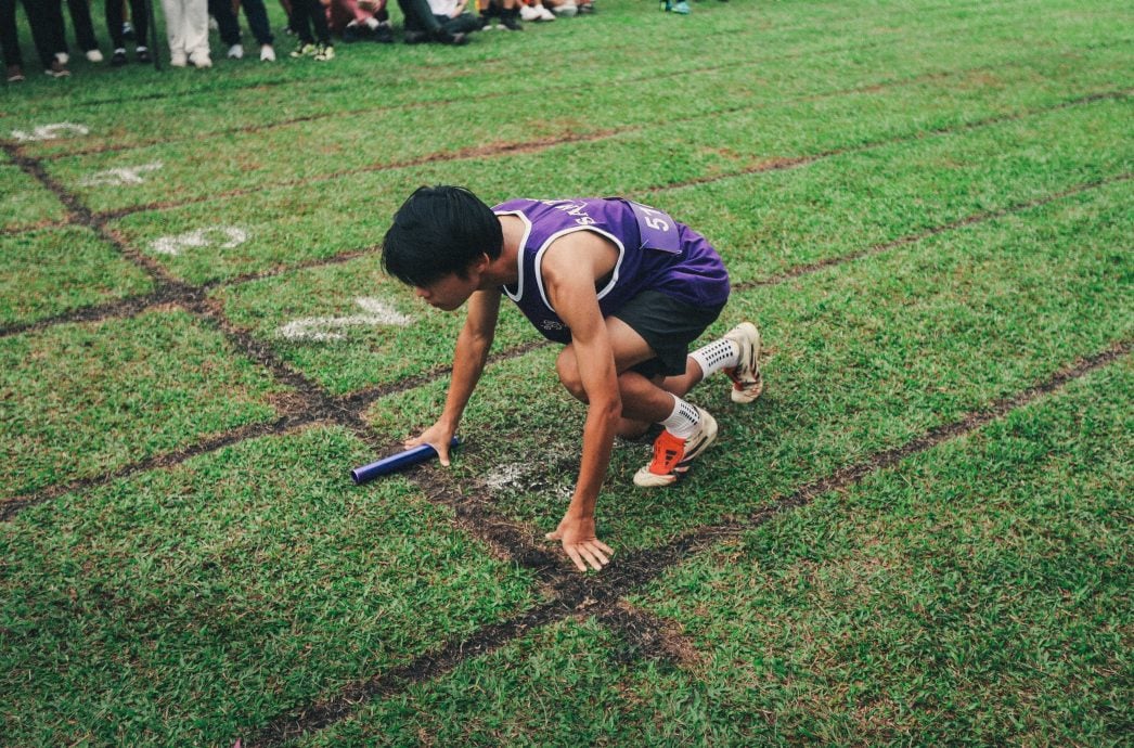 霹：校园报道|学海学记|主文|三德华中运动会 黄队夺总冠军 罗振桐夺五金膺最佳运动员