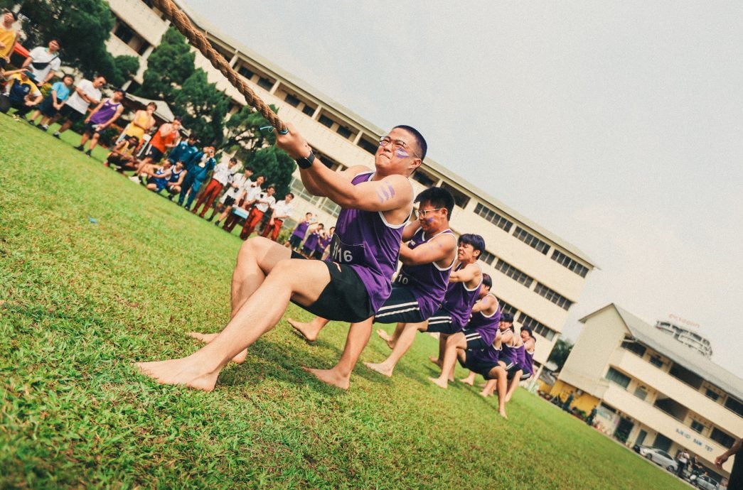 霹：校园报道|学海学记|主文|三德华中运动会 黄队夺总冠军 罗振桐夺五金膺最佳运动员