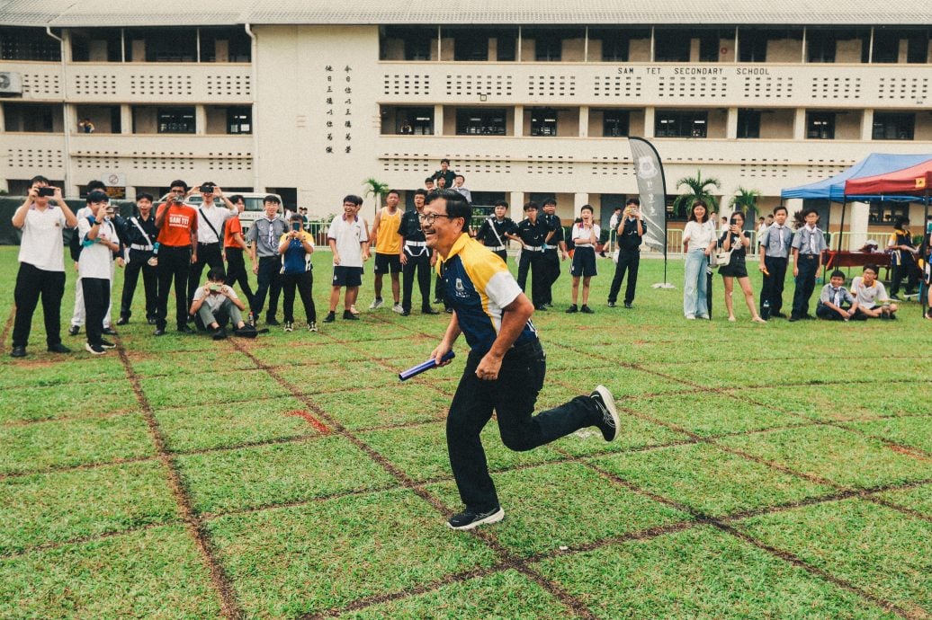 霹：校园报道|学海学记|主文|三德华中运动会 黄队夺总冠军 罗振桐夺五金膺最佳运动员