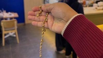 店员保管归还失物 女子遗失金手链幸遇好心人