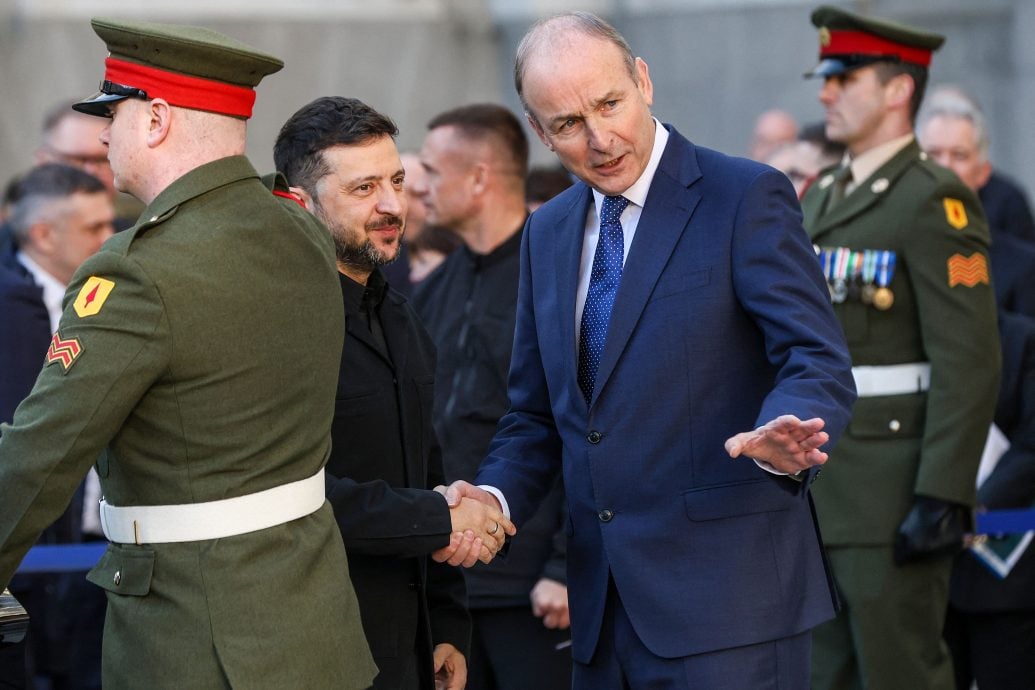 飞都柏林航线现5架无人机 泽连斯基专机提前落地巧避过