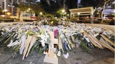 香港五级大火 | 空气里满是哀思   烛光花海悼亡者头七　