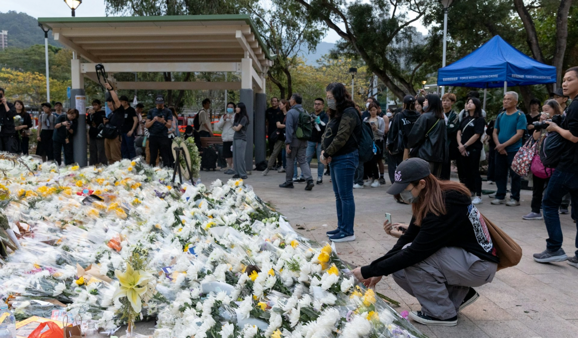 香港多所学校因火灾取消圣诞派对 引发学生不满