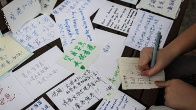 香港宏福苑火灾 | 民众悼念留言 被提醒勿用过激字眼