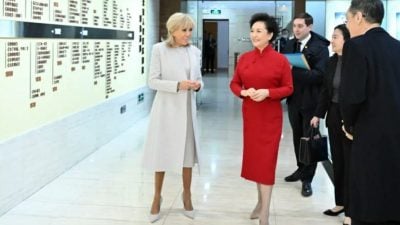 马克龙访华｜彭丽媛陪同特罗尼厄 参观北京人民艺术剧院