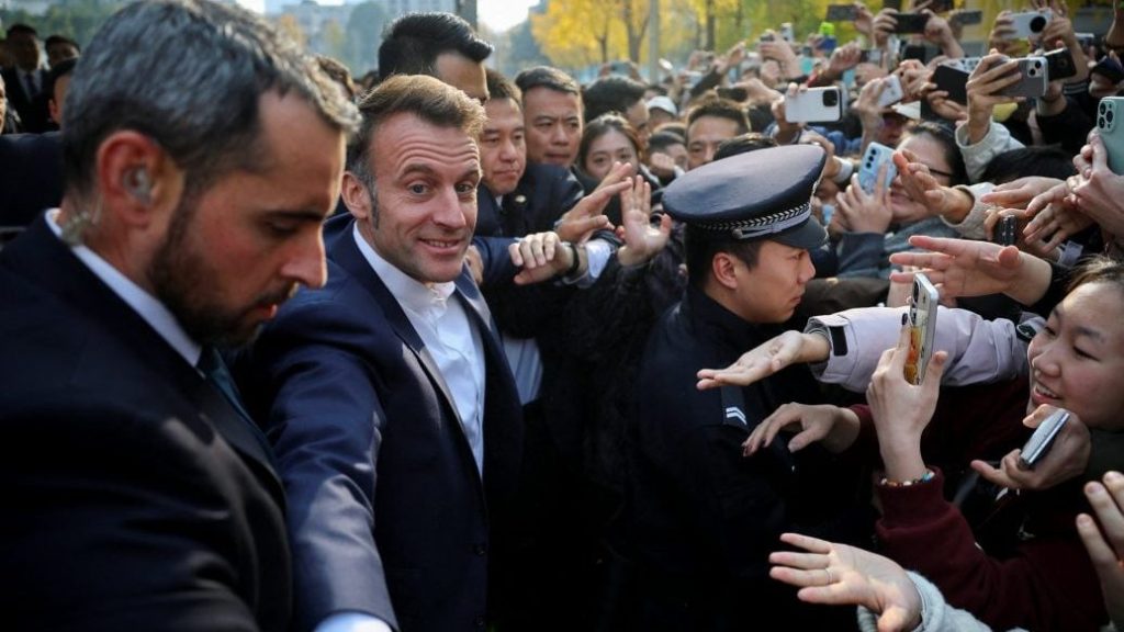 马克龙访问四川大学 围观人潮争相握手