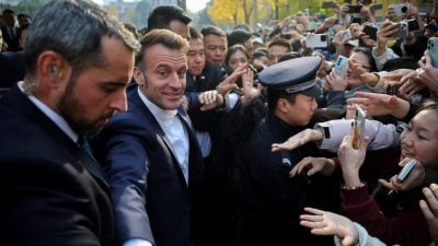 马克龙访问四川大学 围观人潮争相握手