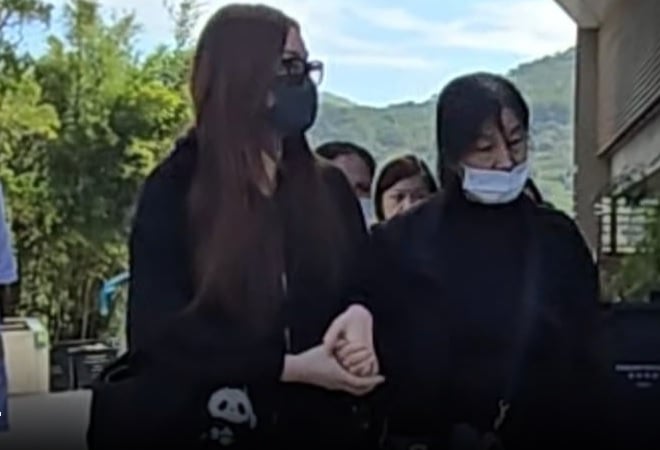 马国明丁父忧低调举殡 汤洛雯贴心照顾家婆