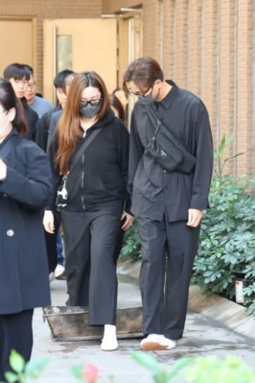 马国明丁父忧低调举殡 汤洛雯贴心照顾家婆