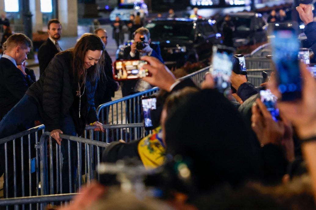 马查多戴假发乔装出逃 冒险乘渔船横越加勒比海 美军F-18疑护航