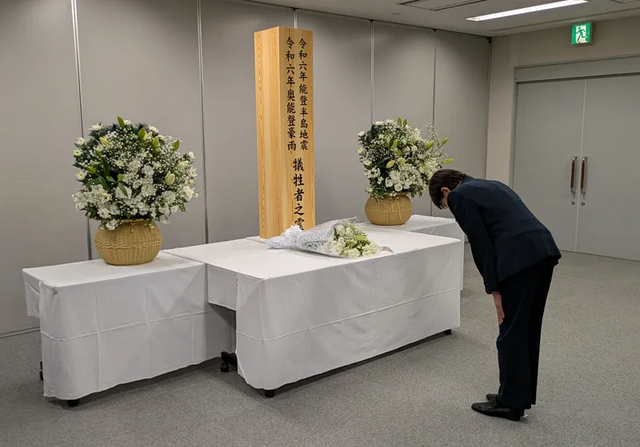 高市早苗罕见画面!严肃视察能登灾区 被轮岛市长一句话逗到噗哧笑