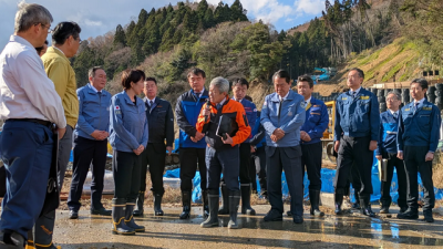 高市早苗罕见画面！严肃视察能登灾区 被轮岛市长一句话逗到噗哧笑