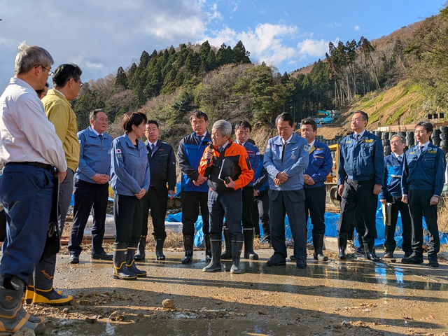 高市早苗罕见画面!严肃视察能登灾区 被轮岛市长一句话逗到噗哧笑