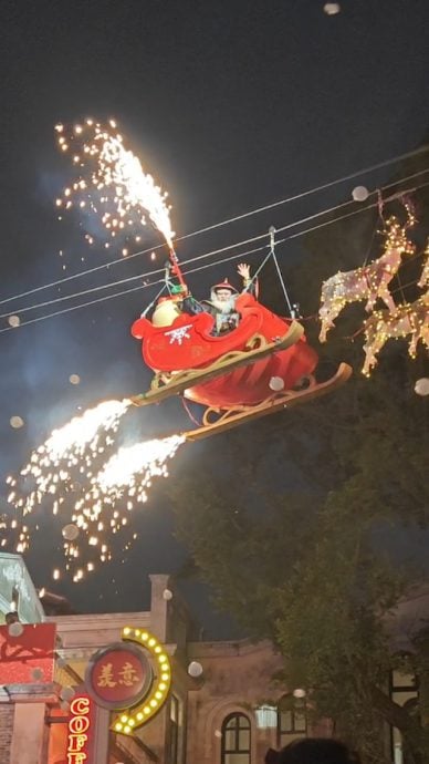 鳌拜版圣诞老人现身广东度假区