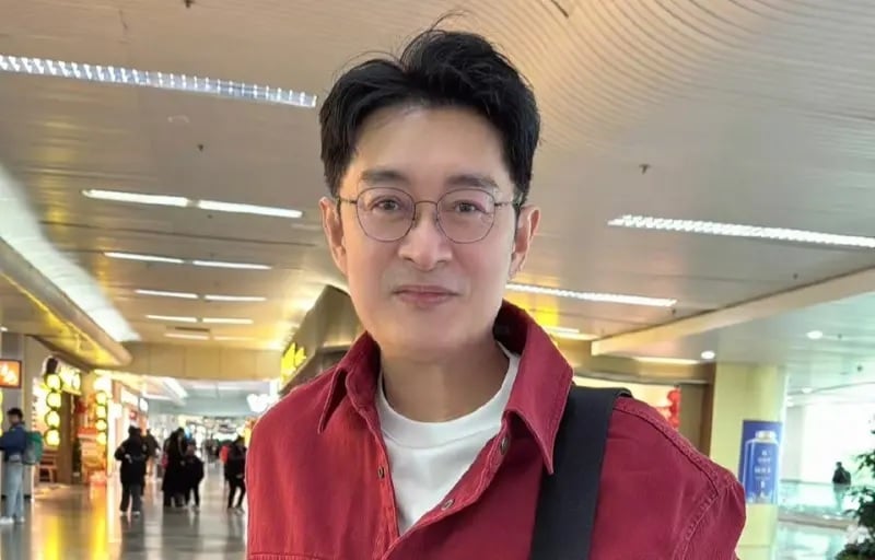 黄安边驾车边滑手机 网喊:告发他!