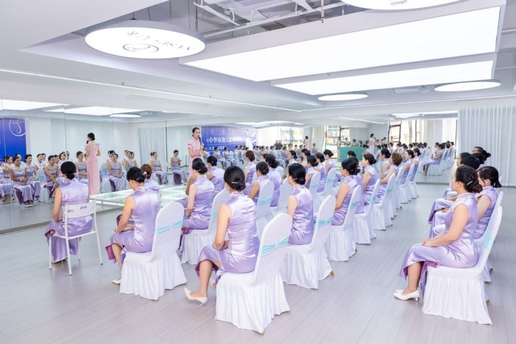 (10/12见报)大都会/特职世界-旗袍仪态导师,颜美芬/10图