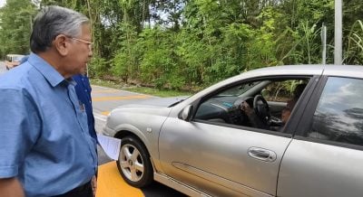 斜坡道设路墩 刚完工就发生车祸 居民怒轰：“天才设计”