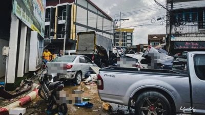 估计逾千游客汽车滞留泰南  保险公司忙抢救泡水车