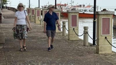 设施失修 地面不平 鸟粪处处   河口码头卫生安全糟