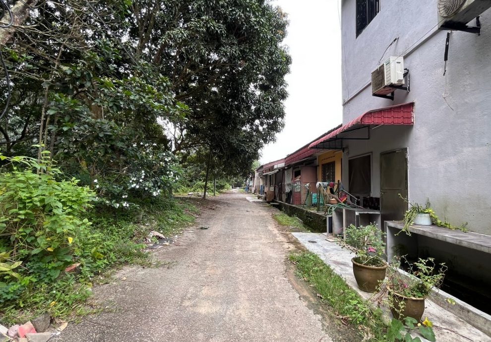 （古城封面副文）住家后巷不时有重型车辆经过致沟渠崩塌破损，影响排水系统