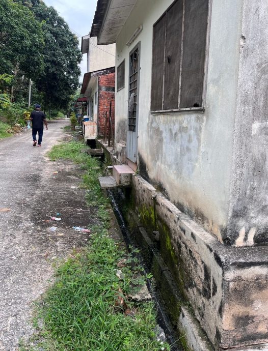 （古城封面副文）住家后巷不时有重型车辆经过致沟渠崩塌破损，影响排水系统