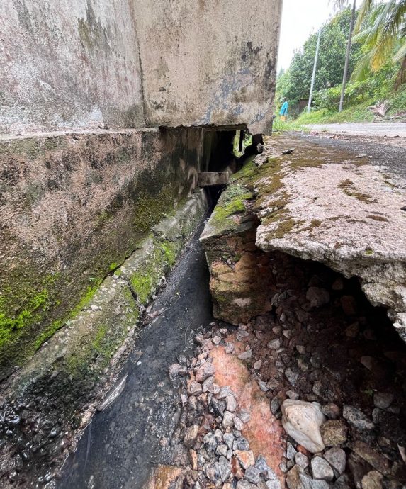 （古城封面副文）住家后巷不时有重型车辆经过致沟渠崩塌破损，影响排水系统