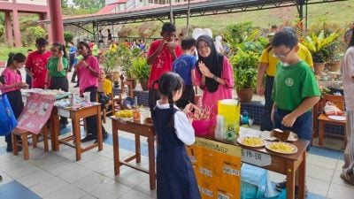 新华学校“小小企业家日”   人潮涌动 欢笑满园