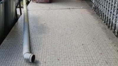 老店水管失修掉落  梁证法：幸没砸伤人