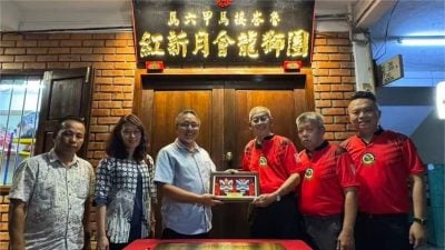 阿德里兑现承诺   移交2万拨款给马接峇鲁龙狮团